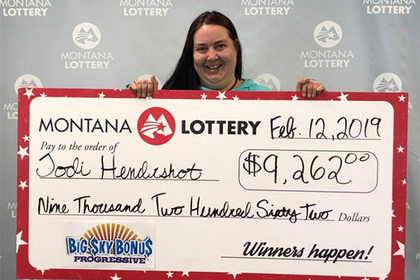 Женщина выиграла джекпот в лотерее вслед за братом и подругой