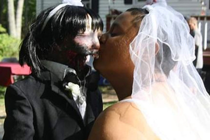 Девушка влюбилась в зомби-куклу и вышла за нее замуж