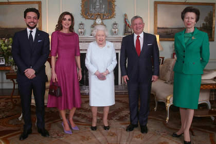 На руке британской королевы разглядели синюю гематому