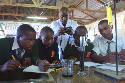 Учителя из глухой африканской деревни признали лучшим в мире