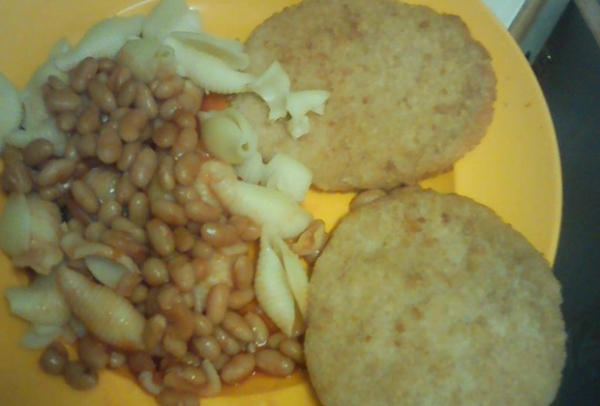 Заключенный британской тюрьмы поделился снимками «собачьей еды»