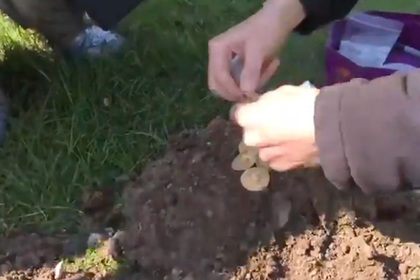 Кладоискатели нашли гору древних монет стоимостью 150 тысяч фунтов